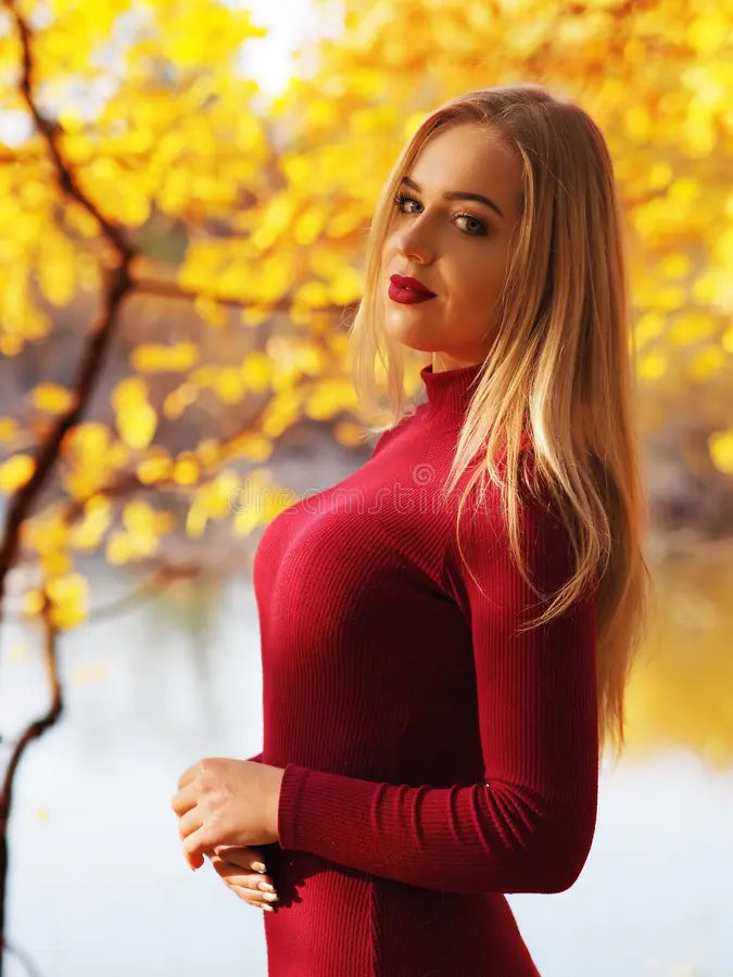 files/portretul-unei-fete-blonde-in-pdurea-de-toamn-privind-la-camera-foto-blondei-din-144989852.webp